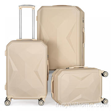 3 adet spinner bagaj bavul setini taşıyor